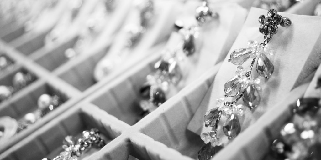 black-and-white-blur-close-up-908184-1024×576-1