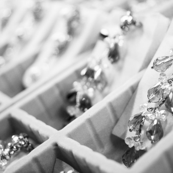 black-and-white-blur-close-up-908184-1024×576-1