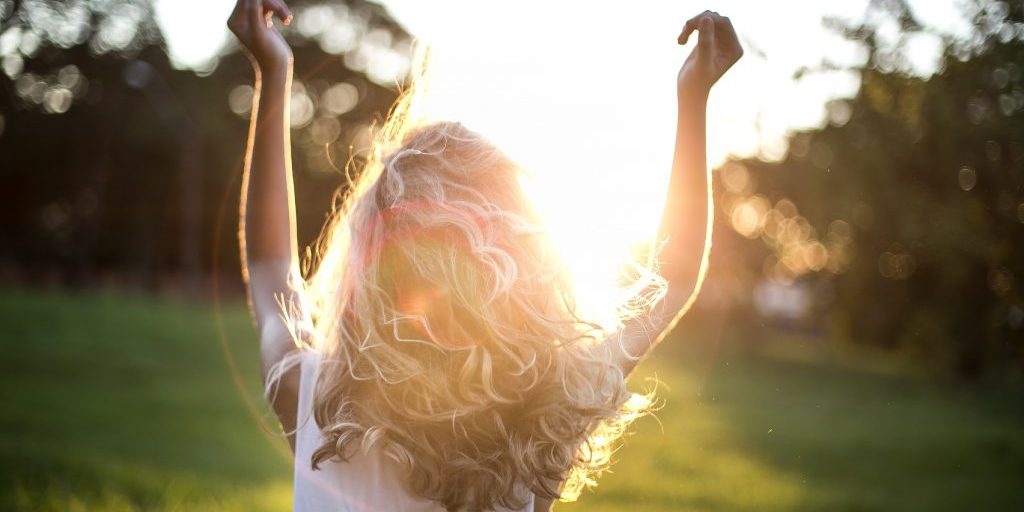 blonde-hair-blurred-background-dress-852793-1024×683-1 Quais vitaminas não podem faltar em nossa rotina? Farmacêutica Adriana Volpe responde