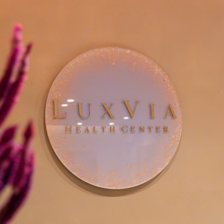 LuxVia (1) Dra. Nina Ferreira Médica Psiquiatra e Dra. Renata Campos Médica Endocrinologista