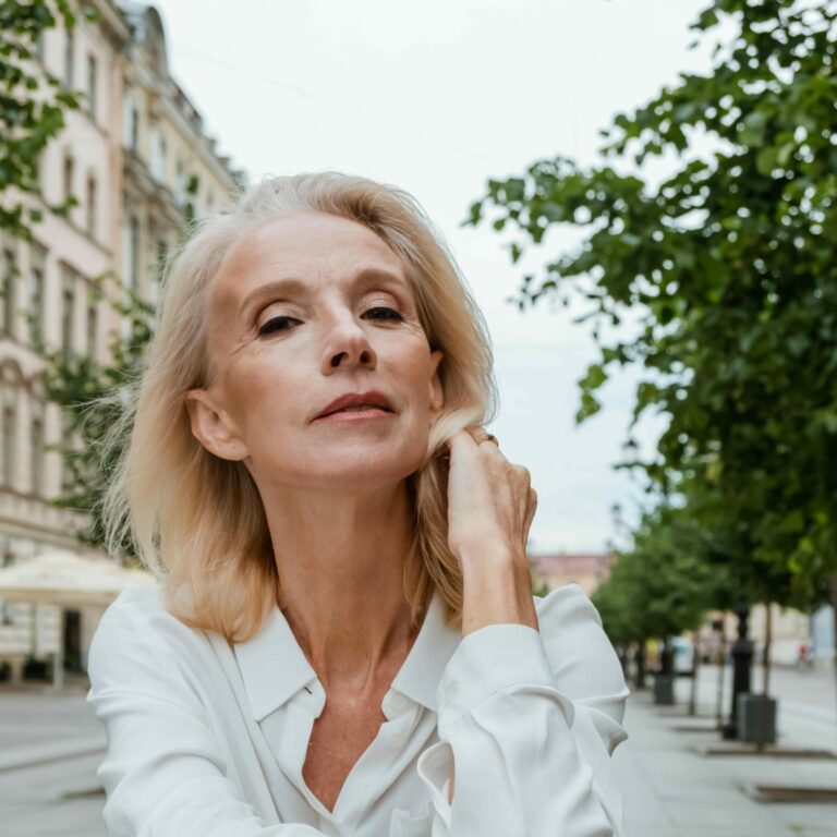 pexels-cottonbro-4936360 Menopausa x Cabelos: Luciana Passoni explica tudo à Vogue