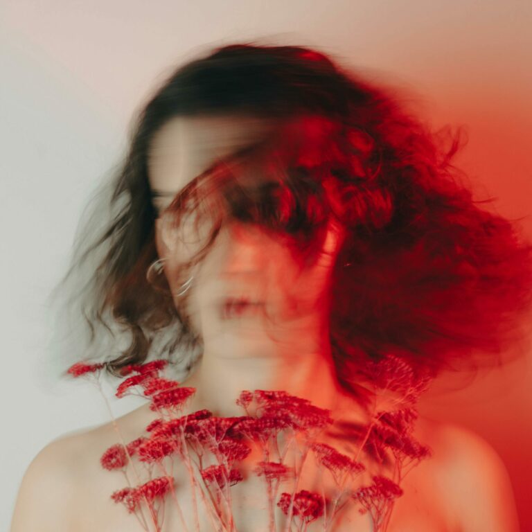 Canetas emagrecedoras na menopausa: especialistas explicam efeitos na Vogue